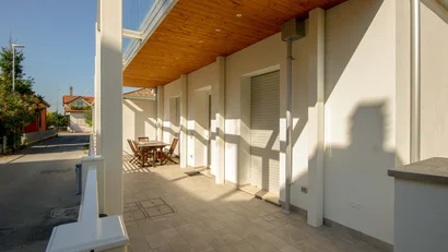 Terrazza con tavolo e sedie di legno in una casa moderna