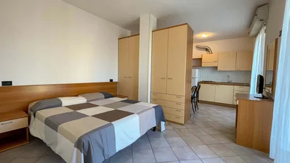 Camera da letto con letto matrimoniale e angolo cucina