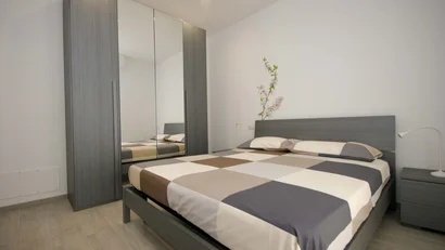 Camera da letto moderna con letto matrimoniale e armadio con ante a specchio